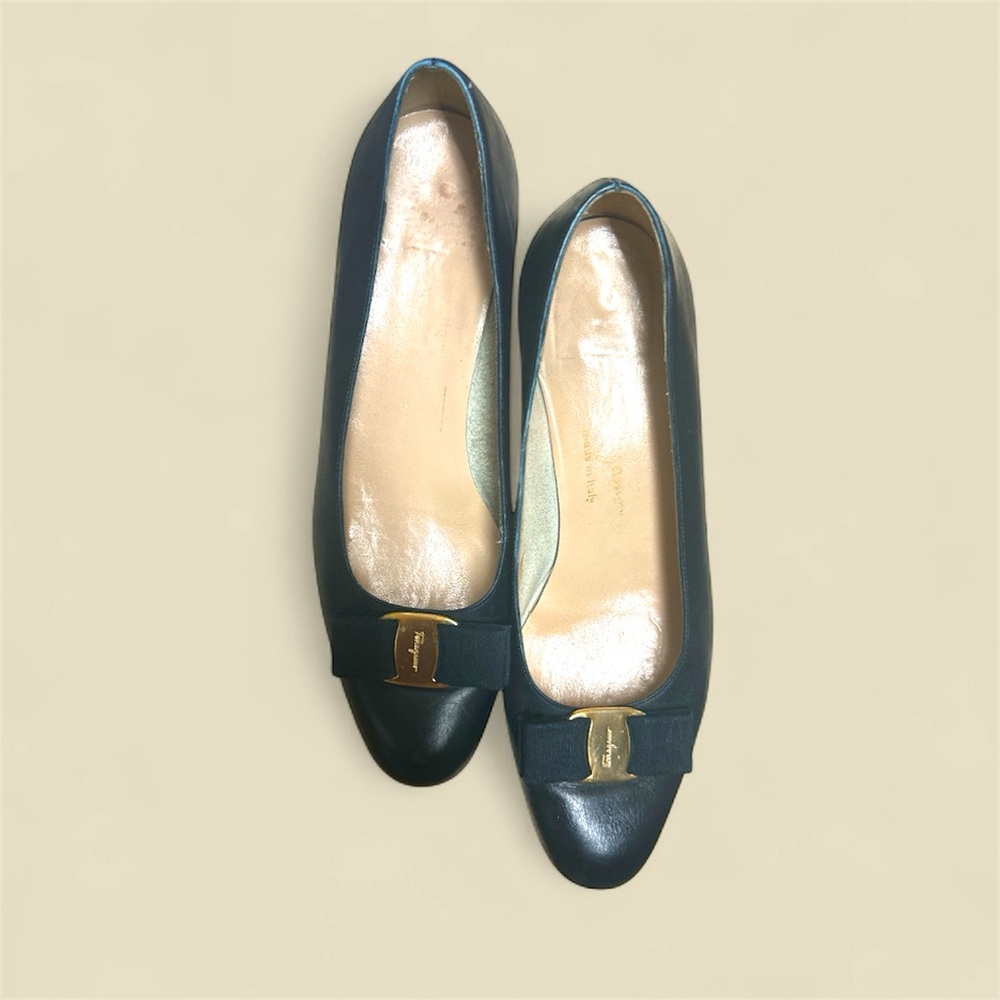 SALVATORE FERRAGAMO Vara Bow Satin Pumps Sz 8.5 AA Blue Black